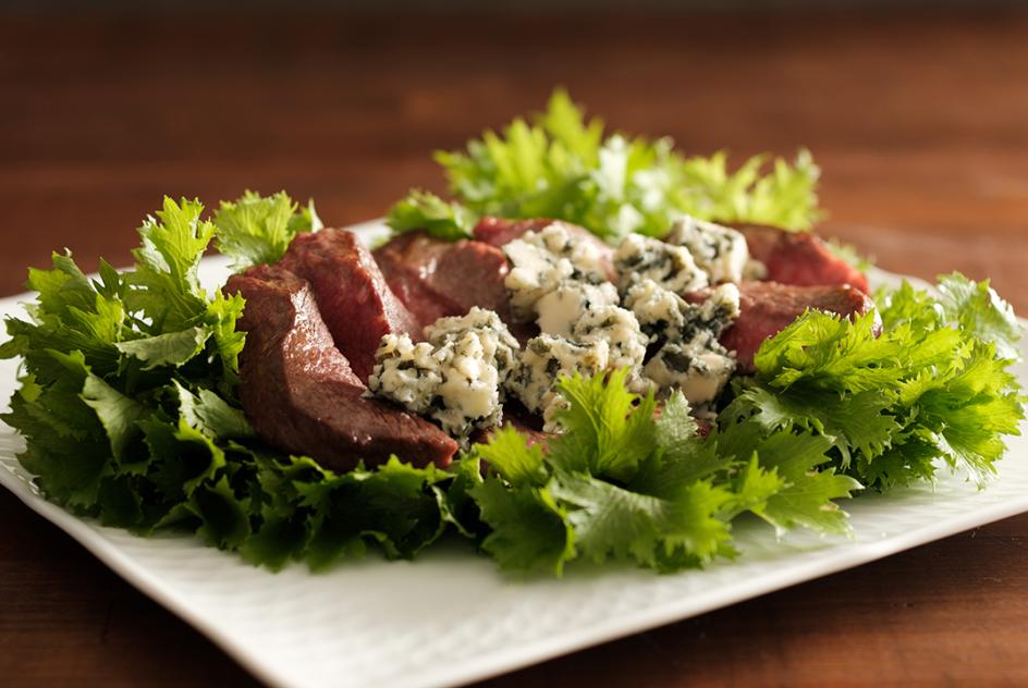 Juicy beef with Danablu in wasabi green wraps