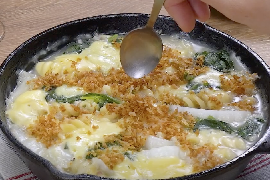 Sweet Sake Cream Gratin with Napa Cabbage and Gouda Cheese