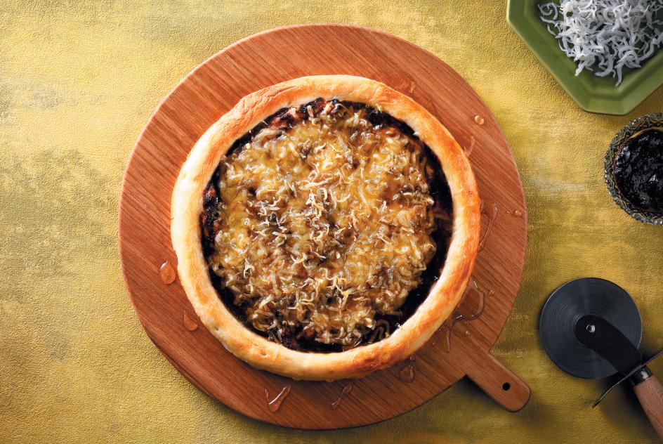 Honey and baby sardine (shirasu) cheese pizza