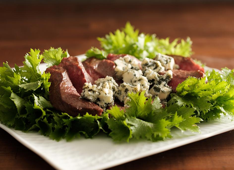 Juicy beef with Danablu in wasabi green wraps